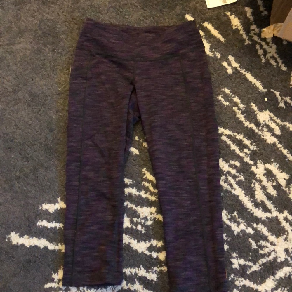 Maroon/purple knee lengths leggings